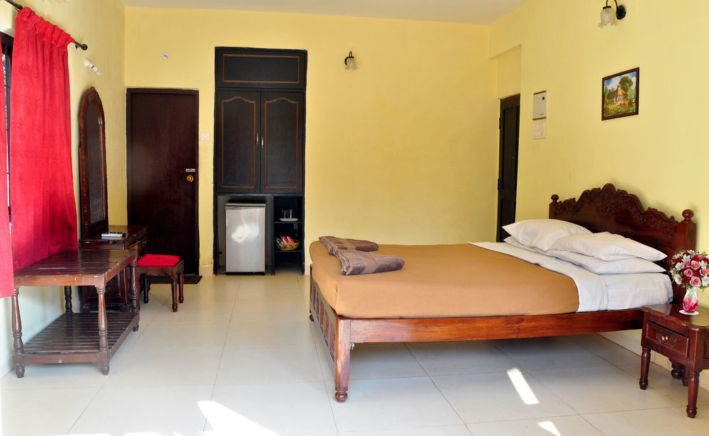 Marina Bay Beach Resort Candolim Extérieur photo